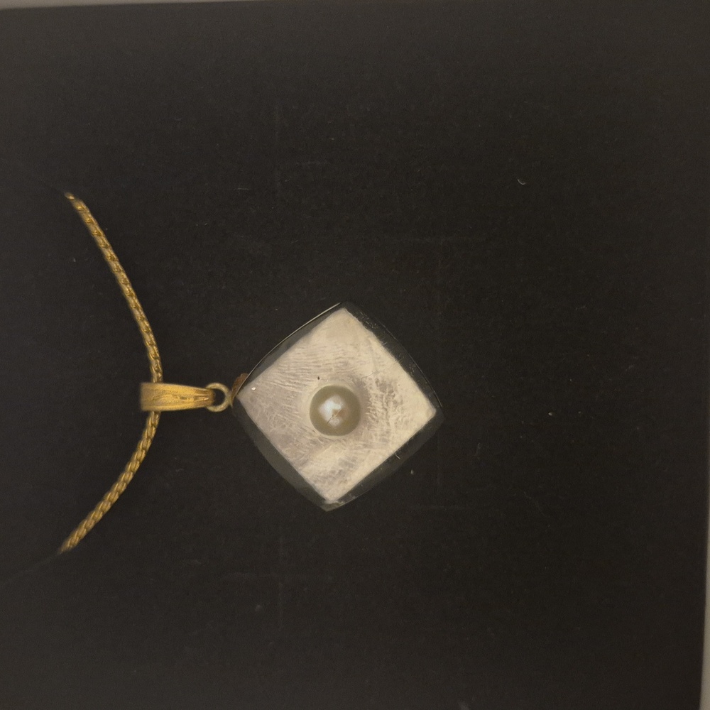 Elegant Gold and Black Pendant Necklace